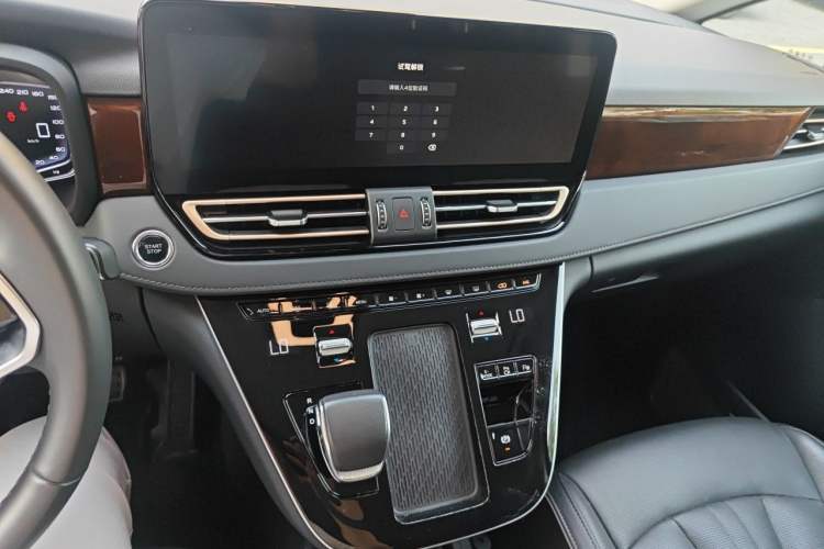 Used Hongqi HQ9 PHEV 2024 2.0T Four-Wheel Drive Luxury Edition Audio And AC Panel