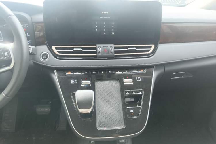 Used Hongqi HQ9 PHEV 2024 2.0T Four-Wheel Drive Luxury Edition Audio And AC Panel