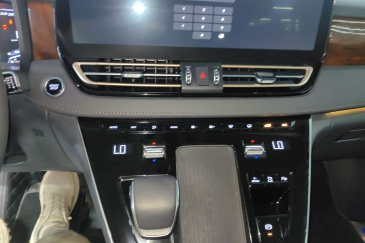 Used Hongqi HQ9 PHEV 2024 2.0T Four-Wheel Drive Luxury Edition Audio And AC Panel