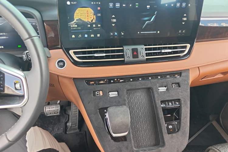 Used Hongqi HQ9 PHEV 2024 2.0T Four-Wheel Drive Luxury Edition Audio And AC Panel