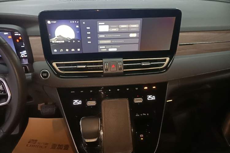 Used Hongqi HQ9 PHEV 2024 2.0T Four-Wheel Drive Business Edition Audio And AC Panel