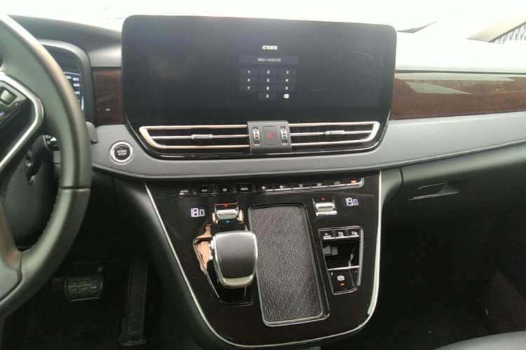 Used Hongqi HQ9 PHEV 2024 2.0T Four-Wheel Drive Luxury Edition Audio And AC Panel