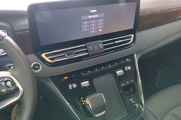 Used Hongqi HQ9 PHEV 2024 2.0T Four-Wheel Drive Luxury Edition Audio And AC Panel