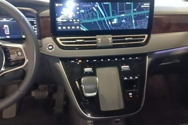 Used Hongqi HQ9 PHEV 2024 2.0T Four-Wheel Drive Luxury Edition Audio And AC Panel