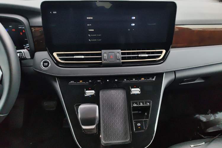 Used Hongqi HQ9 PHEV 2024 2.0T Four-Wheel Drive Luxury Edition Audio And AC Panel