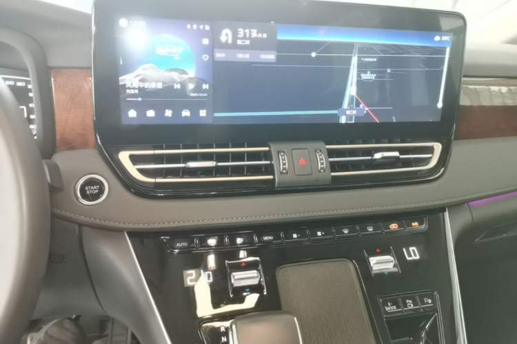 Used Hongqi HQ9 PHEV 2024 2.0T Four-Wheel Drive Luxury Edition Audio And AC Panel