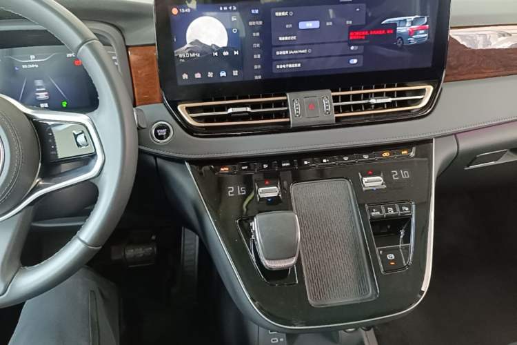 Used Hongqi HQ9 PHEV 2024 2.0T Four-Wheel Drive Luxury Edition Audio And AC Panel