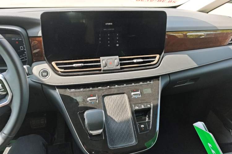 Used Hongqi HQ9 PHEV 2024 2.0T Four-Wheel Drive Luxury Edition Audio And AC Panel