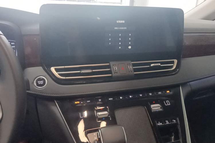 Used Hongqi HQ9 PHEV 2024 2.0T Four-Wheel Drive Luxury Edition Audio And AC Panel