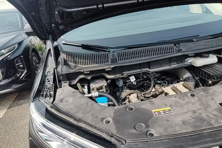 Used Hongqi HQ9 PHEV 2024 2.0T Four-Wheel Drive Luxury Edition Engine Bay Right