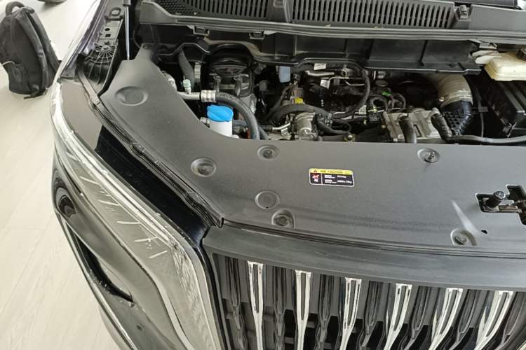Used Hongqi HQ9 PHEV 2024 2.0T Four-Wheel Drive Luxury Edition Engine Bay Right