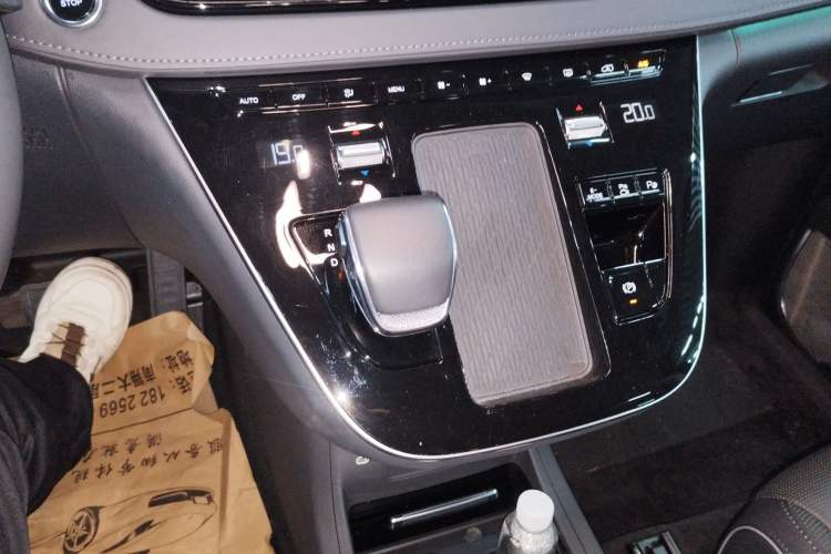 Used Hongqi HQ9 PHEV 2024 2.0T Four-Wheel Drive Luxury Edition Gear Lever