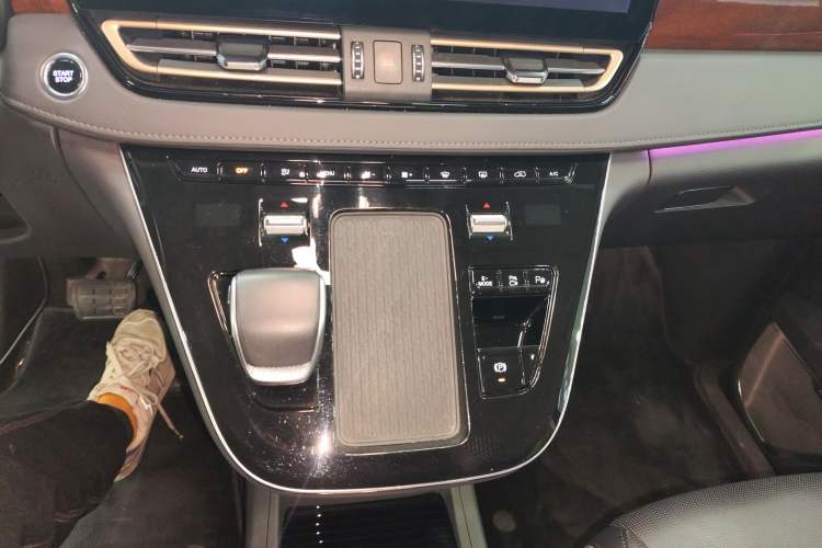 Used Hongqi HQ9 PHEV 2024 2.0T Four-Wheel Drive Luxury Edition Gear Lever
