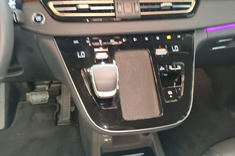 Used Hongqi HQ9 PHEV 2024 2.0T Four-Wheel Drive Luxury Edition Gear Lever