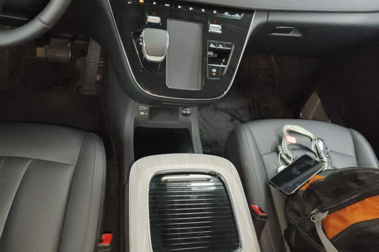 Used Hongqi HQ9 PHEV 2024 2.0T Four-Wheel Drive Business Edition Gear Lever