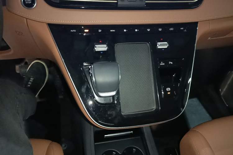 Used Hongqi HQ9 PHEV 2024 2.0T Four-Wheel Drive Business Edition Gear Lever