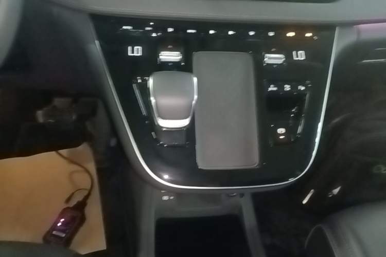 Used Hongqi HQ9 PHEV 2024 2.0T Four-Wheel Drive Luxury Edition Gear Lever