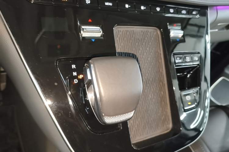 Used Hongqi HQ9 PHEV 2024 2.0T Four-Wheel Drive Luxury Edition Gear Lever