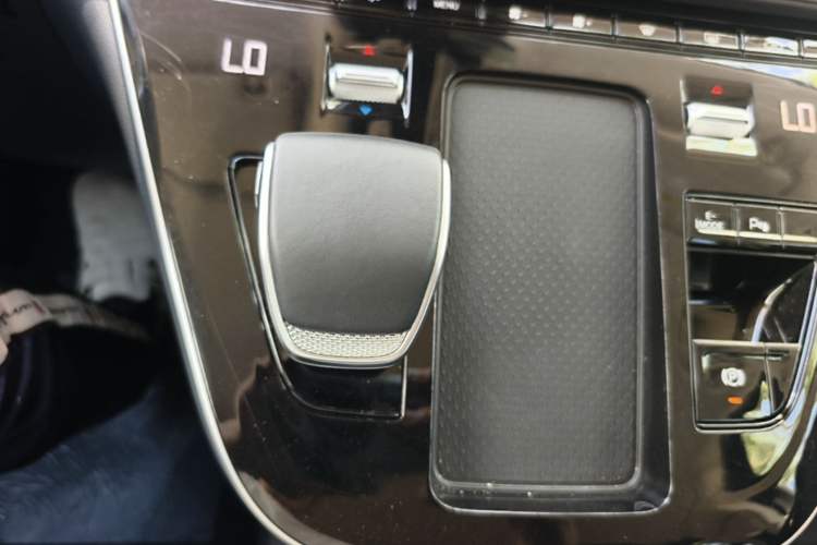 Used Hongqi HQ9 PHEV 2024 2.0T Four-Wheel Drive Business Edition Gear Lever
