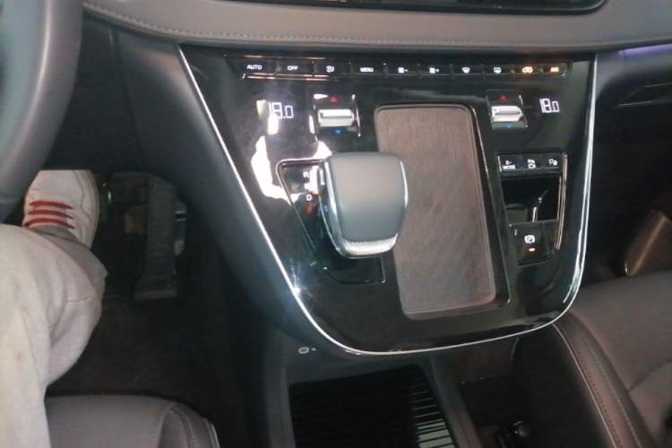 Used Hongqi HQ9 PHEV 2024 2.0T Four-Wheel Drive Luxury Edition Gear Lever