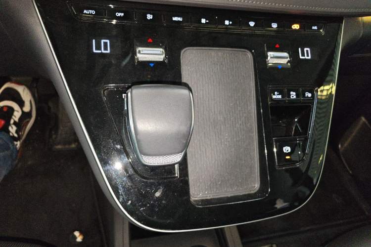 Used Hongqi HQ9 PHEV 2024 2.0T Four-Wheel Drive Luxury Edition Gear Lever