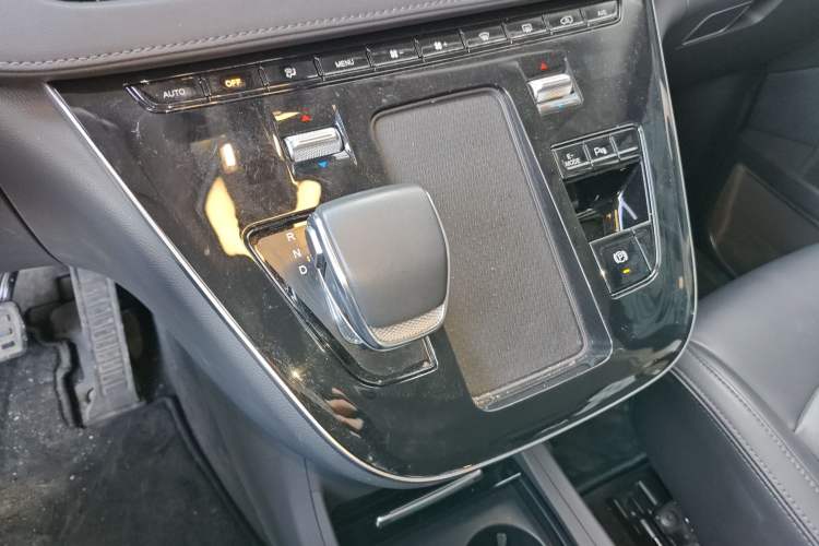 Used Hongqi HQ9 PHEV 2024 2.0T Four-Wheel Drive Business Edition Gear Lever