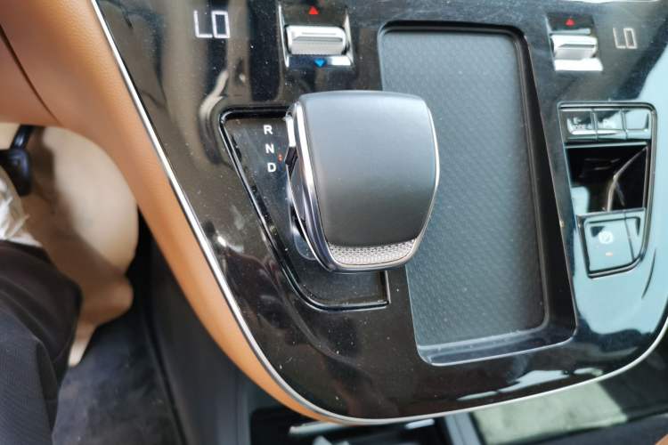 Used Hongqi HQ9 PHEV 2024 2.0T Four-Wheel Drive Business Edition Gear Lever