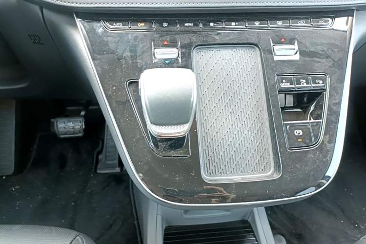 Used Hongqi HQ9 PHEV 2024 2.0T Four-Wheel Drive Luxury Edition Gear Lever