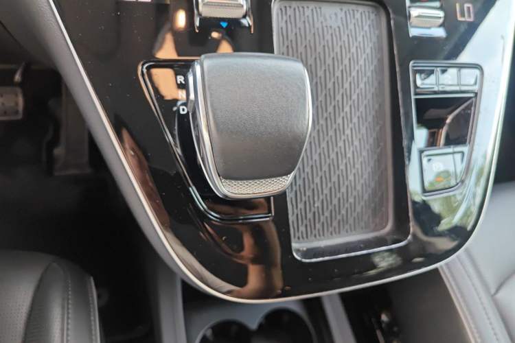 Used Hongqi HQ9 PHEV 2024 2.0T Four-Wheel Drive Luxury Edition Gear Lever