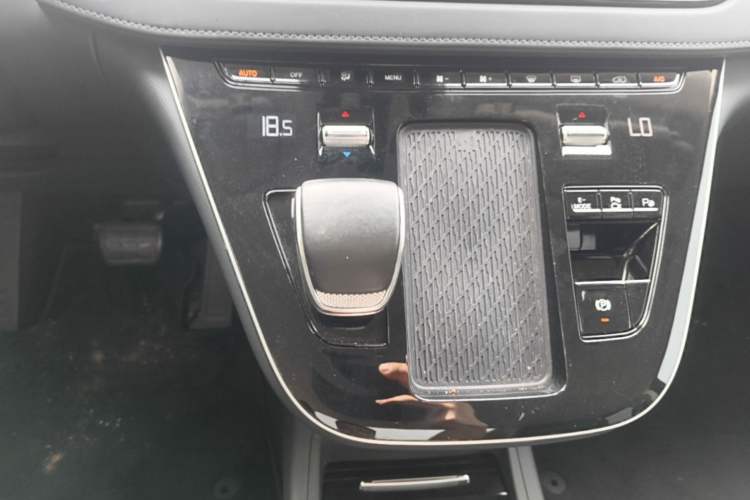 Used Hongqi HQ9 PHEV 2024 2.0T Four-Wheel Drive Luxury Edition Gear Lever