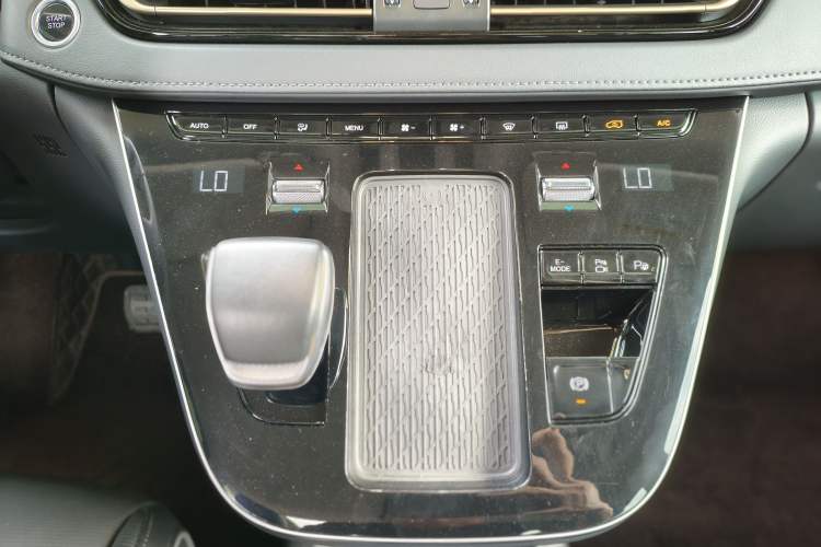 Used Hongqi HQ9 PHEV 2024 2.0T Four-Wheel Drive Luxury Edition Gear Lever
