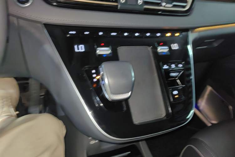 Used Hongqi HQ9 PHEV 2024 2.0T Four-Wheel Drive Luxury Edition Gear Lever