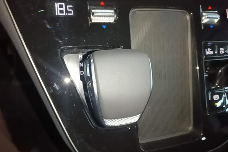Used Hongqi HQ9 PHEV 2024 2.0T Four-Wheel Drive Luxury Edition Gear Lever