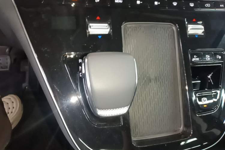 Used Hongqi HQ9 PHEV 2024 2.0T Four-Wheel Drive Luxury Edition Gear Lever