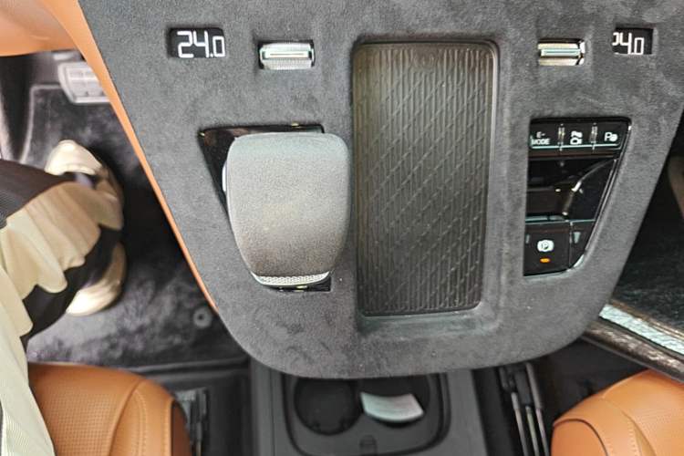 Used Hongqi HQ9 PHEV 2024 2.0T Four-Wheel Drive Luxury Edition Gear Lever