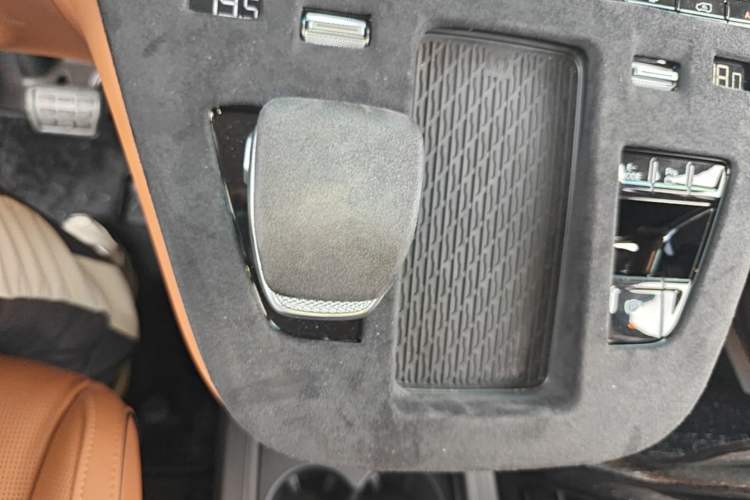 Used Hongqi HQ9 PHEV 2024 2.0T Four-Wheel Drive Luxury Edition Gear Lever