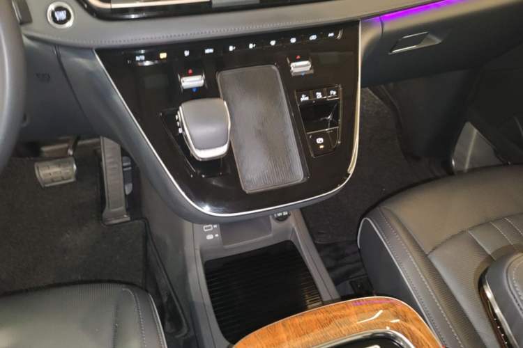 Used Hongqi HQ9 PHEV 2024 2.0T Four-Wheel Drive Luxury Edition Gear Lever