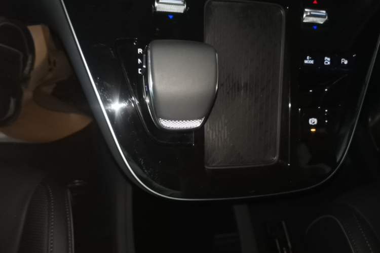 Used Hongqi HQ9 PHEV 2024 2.0T Four-Wheel Drive Luxury Edition Gear Lever
