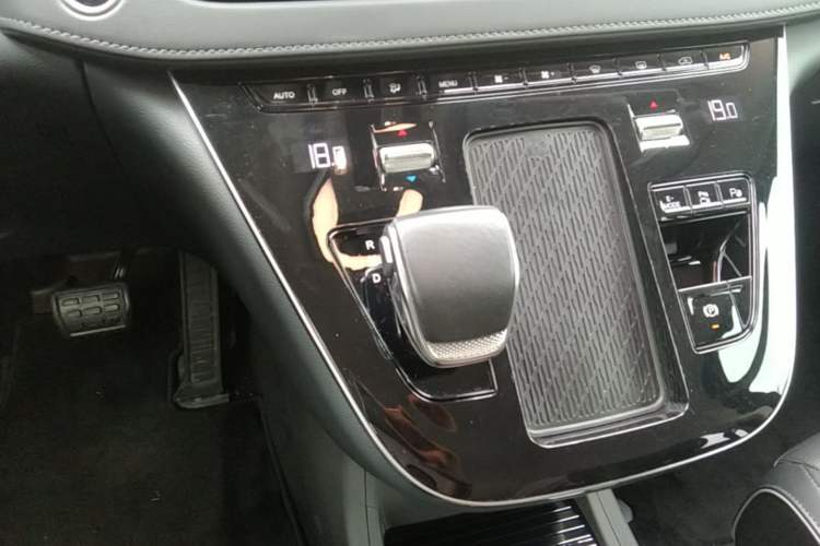 Used Hongqi HQ9 PHEV 2024 2.0T Four-Wheel Drive Luxury Edition Gear Lever