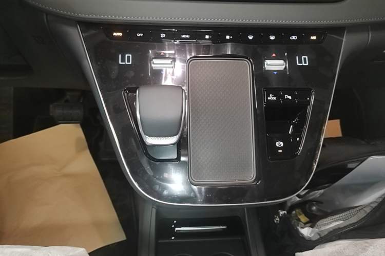 Used Hongqi HQ9 PHEV 2024 2.0T Four-Wheel Drive Business Edition Gear Lever