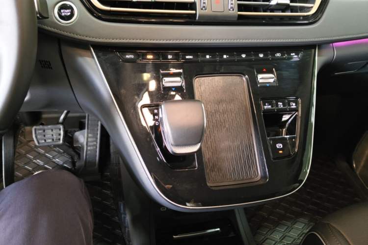 Used Hongqi HQ9 PHEV 2024 2.0T Four-Wheel Drive Luxury Edition Gear Lever