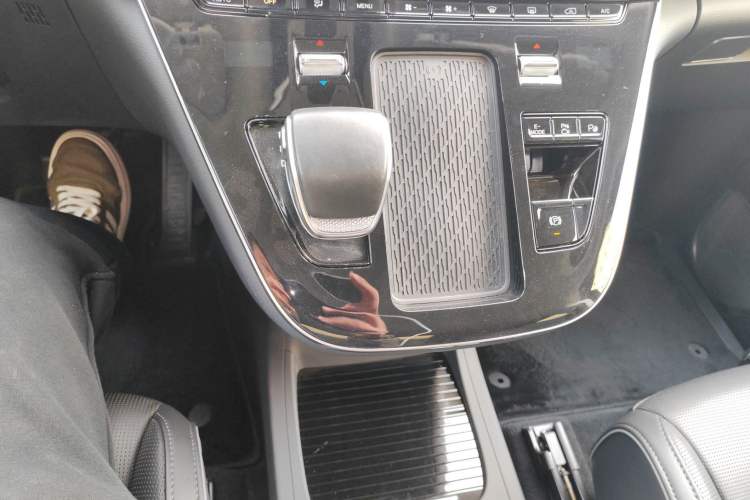 Used Hongqi HQ9 PHEV 2024 2.0T Four-Wheel Drive Luxury Edition Gear Lever