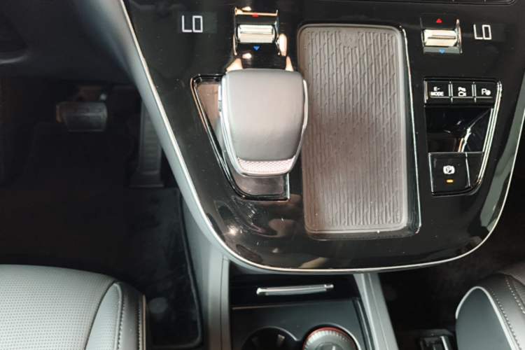 Used Hongqi HQ9 PHEV 2024 2.0T Four-Wheel Drive Luxury Edition Gear Lever