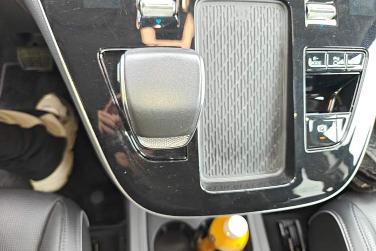 Used Hongqi HQ9 PHEV 2024 2.0T Four-Wheel Drive Luxury Edition Gear Lever