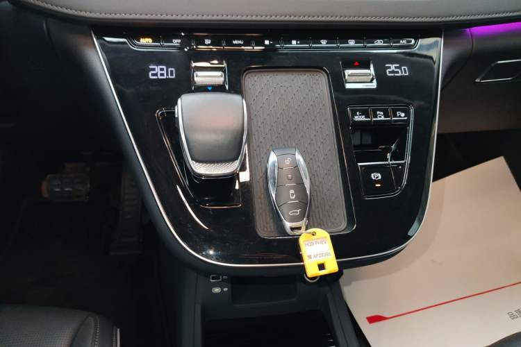 Used Hongqi HQ9 PHEV 2024 2.0T Four-Wheel Drive Luxury Edition Gear Lever