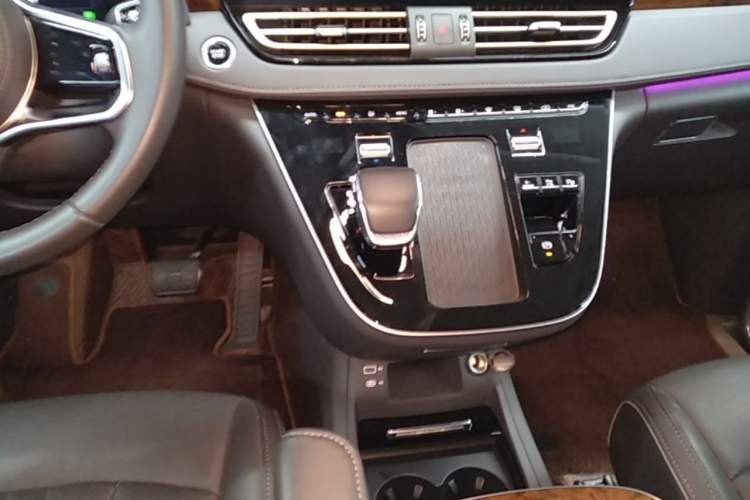 Used Hongqi HQ9 PHEV 2024 2.0T Four-Wheel Drive Luxury Edition Gear Lever