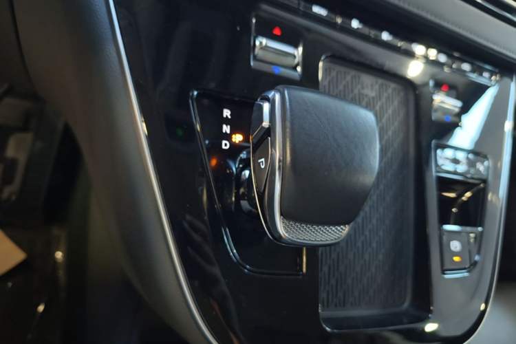 Used Hongqi HQ9 PHEV 2024 2.0T Four-Wheel Drive Luxury Edition Gear Lever