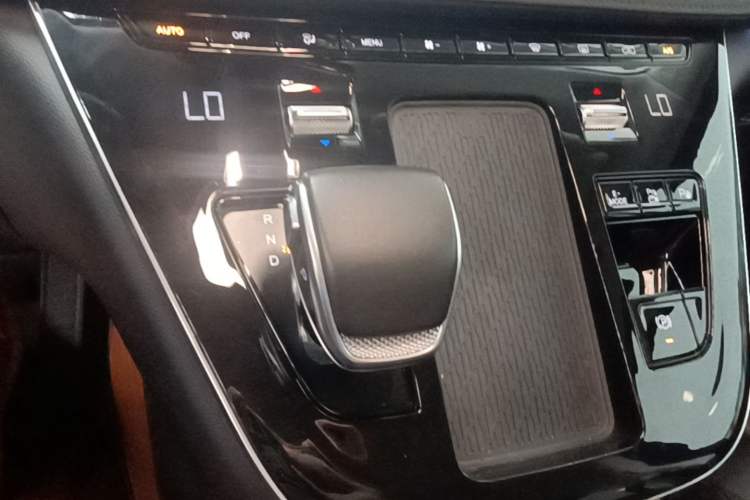 Used Hongqi HQ9 PHEV 2024 2.0T Four-Wheel Drive Luxury Edition Gear Lever
