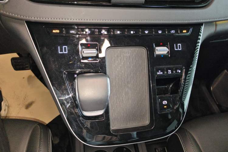 Used Hongqi HQ9 PHEV 2024 2.0T Four-Wheel Drive Luxury Edition Gear Lever