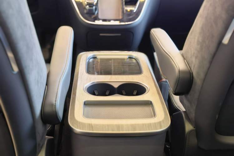 Used Hongqi HQ9 PHEV 2024 2.0T Four-Wheel Drive Business Edition Interior 4